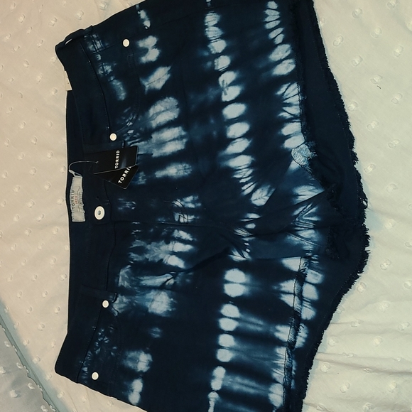 torrid Pants - Torrid RISE MIDI SHORT - VINTAGE STRETCH INDIGO TIE DYE size 20 NWT